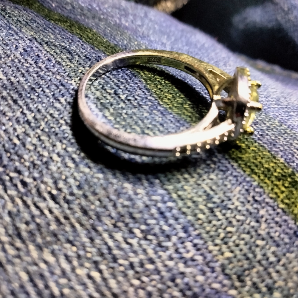 Engagement ring - Picture 3 of 10